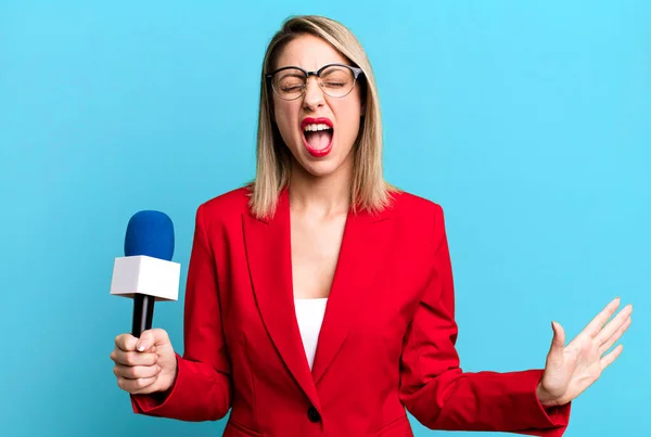 Ładna Blondynka Krzyczy Agresywnie Wyglądając Wściekłą Prezenter Lub Dziennikarz Mikrofonem — Zdjęcie stockowe