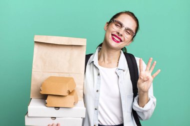 Güzel İspanyol kadın gülümsüyor ve arkadaş canlısı görünüyor, dört numarayı gösteriyor. Fast food teslimatı.