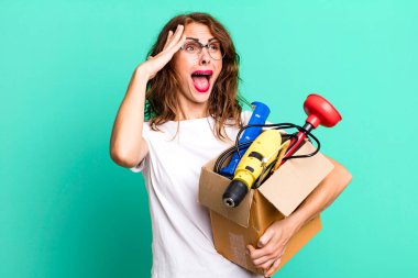 İspanyol güzel kadın mutlu, heyecanlı ve bir alet çantasıyla şaşırmış hissediyor. Becerikli adam kavramı