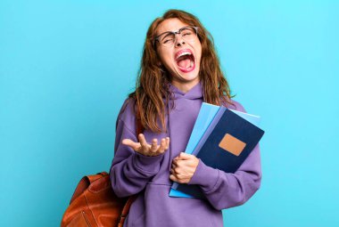 İspanyol güzel kadın umutsuz, hayal kırıklığına uğramış ve stresli görünüyor. Üniversite öğrencisi konsepti