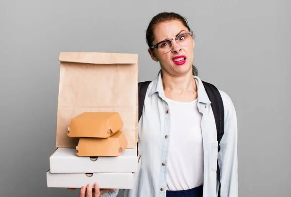 Kafası Karışık Kafası Karışık Bir Spanyol Kadın Fast Food Teslimatı — Stok fotoğraf
