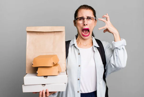 Mooie Spaanse Vrouw Schreeuwend Met Handen Lucht Levering Fast Food — Stockfoto
