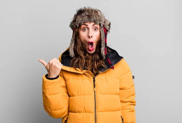 Mujer Bonita Hispana Mirando Asombrada Incredulidad Usando Anorak Concepto Frío —  Fotos de Stock