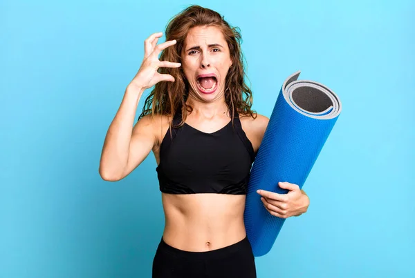 Zijn Paniekerige Mooie Vrouw Schreeuwend Met Handen Lucht Fitness Yoga — Stockfoto