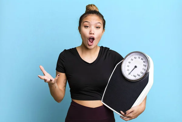 Hispanic Pretty Woman Amazed Shocked Astonished Unbelievable Surprise Fitness Diet —  Fotos de Stock