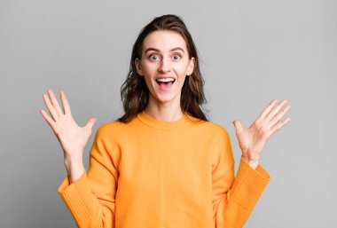 Genç ve güzel bir kadın inanılmaz bir şey karşısında mutlu ve şaşkın hissediyor.