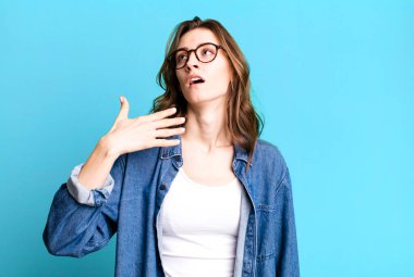 Genç ve güzel bir kadın stresli, endişeli, yorgun ve hayal kırıklığına uğramış hissediyor.