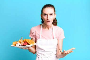 Genç ve güzel bir kadın sinirli, sinirli ve sinirli görünüyor. Waffle konsepti