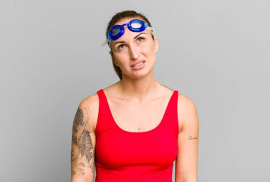 Genç ve güzel bir kadın şaşkın ve şaşkın hissediyor. yüzücü kavramı