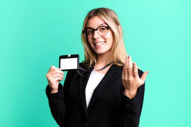 Akreditasyon kartı olan genç ve güzel bir kadın.