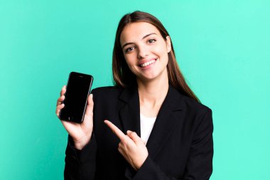 Genç ve güzel iş kadını akıllı telefonunu kullanıyor.