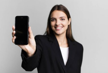 Genç ve güzel iş kadını akıllı telefonunu kullanıyor.