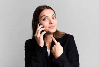 Genç ve güzel iş kadını akıllı telefonunu kullanıyor.