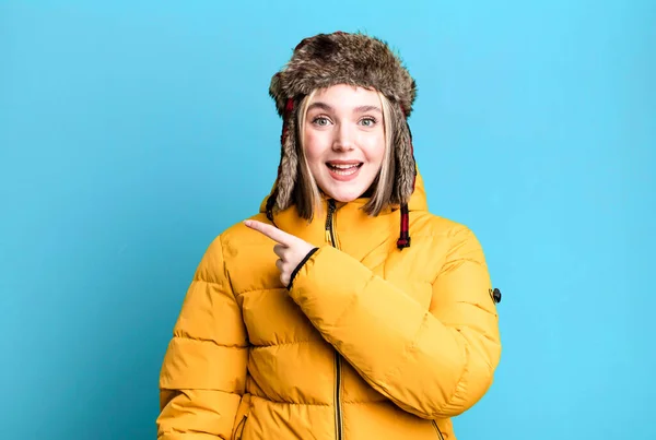 Young Pretty Woman Looking Excited Surprised Pointing Side Cold Coat — Stock Photo, Image