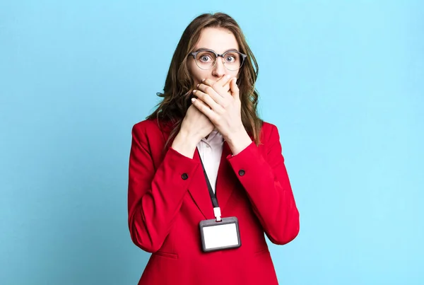 Ung Vacker Kvinna Täcker Munnen Med Händerna Med Chock Vip — Stockfoto