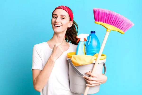 Young Pretty Woman Feeling Happy Facing Challenge Celebrating Housekeeper Concept — Stock Photo, Image