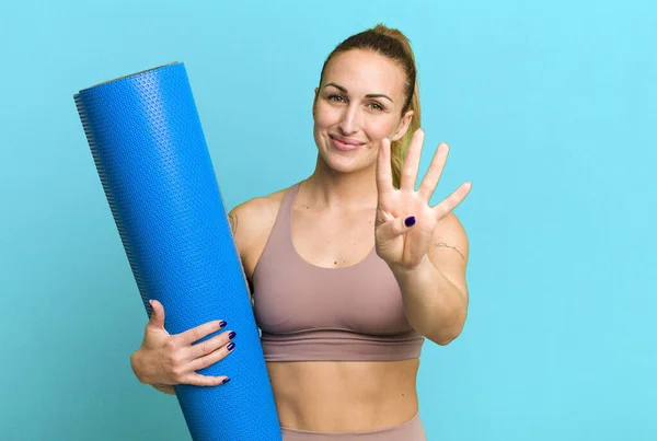Jonge Mooie Vrouw Glimlachend Vriendelijk Toont Nummer Vier Fitness Yoga — Stockfoto