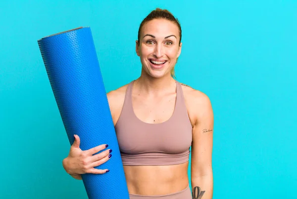 Jonge Mooie Vrouw Die Gelukkig Aangenaam Verrast Uitziet Fitness Yoga — Stockfoto