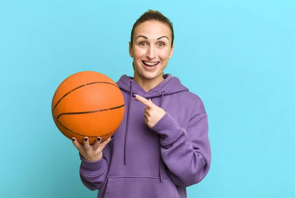 Young Pretty Woman Looking Excited Surprised Pointing Side Basketball Concept — Fotografia de Stock
