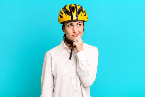Młoda Ładna Kobieta Myśląca Wątpiąca Zdezorientowana Koncepcja Biznesu Rowerów — Zdjęcie stockowe