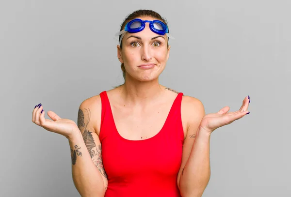 Young Pretty Woman Feeling Puzzled Confused Doubting Swimmer Concept — Stock Photo, Image
