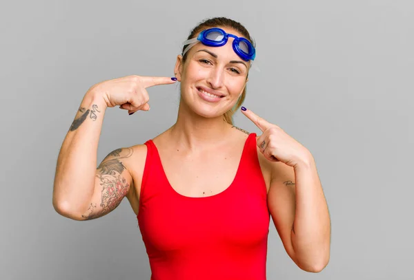 Mladá Hezká Žena Sebevědomě Usmívá Ukazuje Svůj Široký Úsměv Plavecký — Stock fotografie