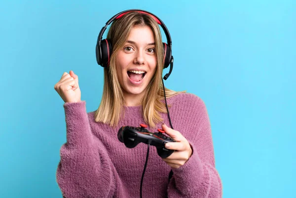 Young Pretty Gamer Woman Headset Controller —  Fotos de Stock