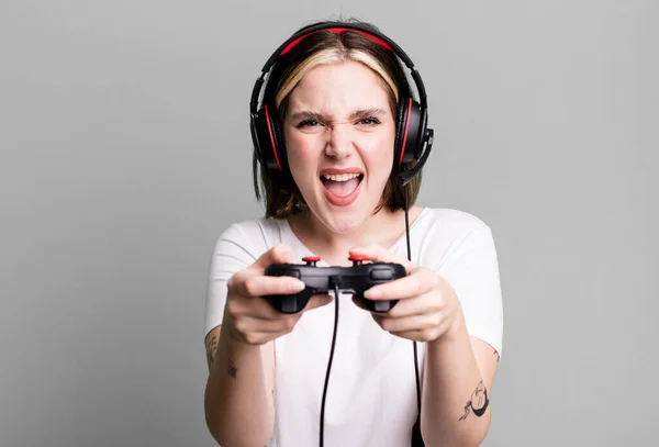 Joven Mujer Bonita Con Auriculares Controlador Concepto Jugador —  Fotos de Stock