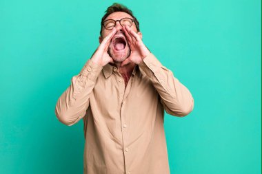 Mutlu, heyecanlı ve pozitifim. Ellerim ağzımın kenarındayken bağırıyorum.