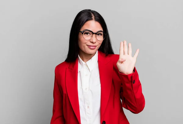 女性は笑顔で手を振って歓迎し挨拶する ビジネスコンセプト — ストック写真
