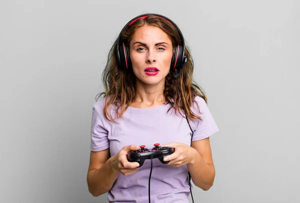 Hispanic Pretty Young Woman Playing Headphones Control Gamer Concept — Stockfoto