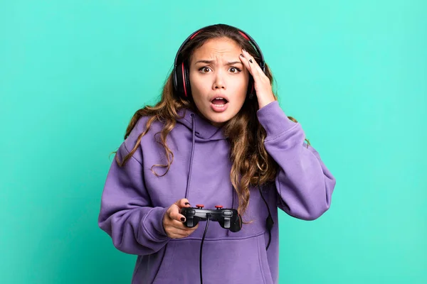Hispanic Pretty Young Woman Playing Game Headphones Control Gamer Concept — Stockfoto