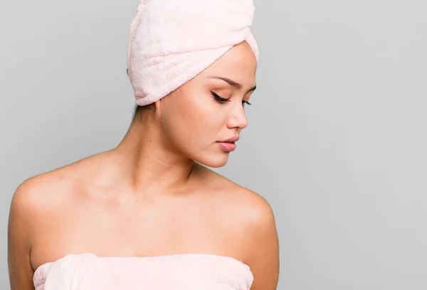 Hispanic Pretty Young Woman Wearing Bathrobe Beauty Concept — Stock Photo, Image