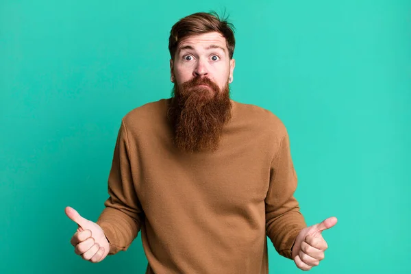 Длинная Борода Рыжие Волосы Мужчина Чувствует Себя Озадаченным Запутанным Сомнительным — стоковое фото
