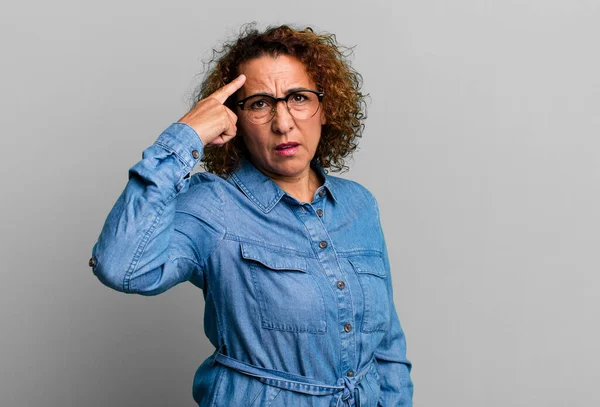 Mulher Hispânica Meia Idade Sentindo Confuso Perplexo Mostrando Que Você — Fotografia de Stock