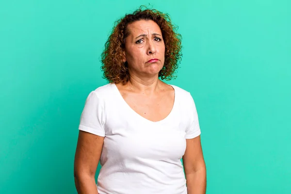 Meia Idade Hispânica Mulher Sentindo Triste Choramingas Com Olhar Infeliz — Fotografia de Stock