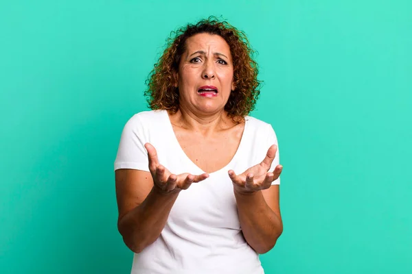 Hispánská Žena Středního Věku Která Vypadá Zoufale Frustrovaně Vystresovaná Nešťastná — Stock fotografie