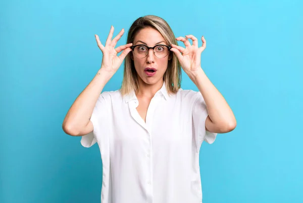 Blonde Adult Woman Feeling Shocked Amazed Surprised Holding Glasses Astonished — Stockfoto