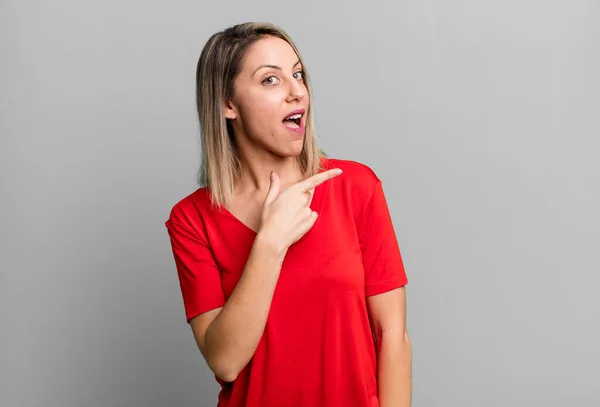 Blonde Adult Woman Looking Excited Surprised Pointing Side Upwards Copy — ストック写真