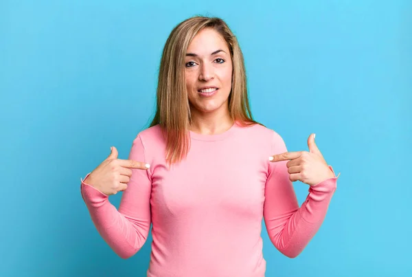 Blond Vuxen Kvinna Ser Stolt Positiv Och Avslappnad Pekar Bröstet — Stockfoto