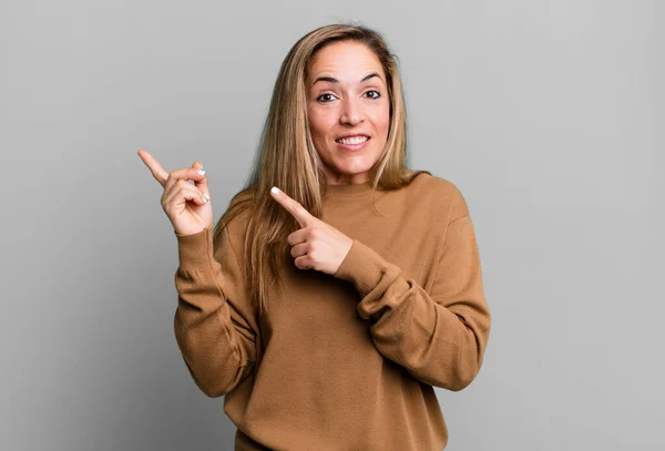 Blonde Adult Woman Feeling Joyful Surprised Smiling Shocked Expression Pointing — Stok fotoğraf