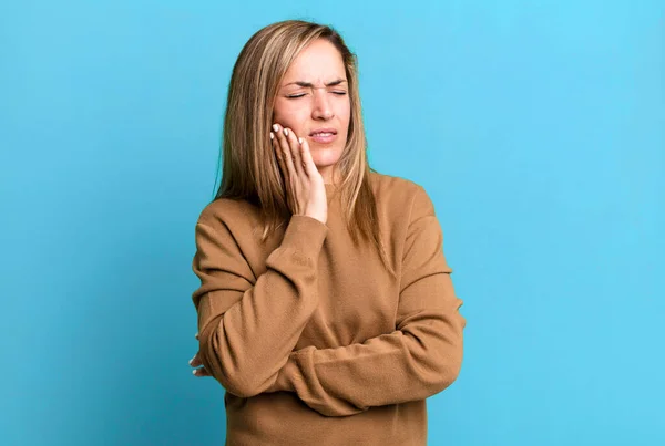 Blonde Erwachsene Frau Hält Wange Und Leidet Unter Schmerzhaften Zahnschmerzen — Stockfoto