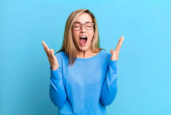 Blonde Adult Woman Furiously Screaming Feeling Stressed Annoyed Hands Air — Stockfoto