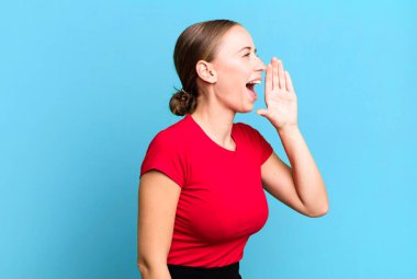 Yana uzayı kopyalamaları için öfkeyle ve yüksek sesle bağırıyordu.