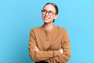 Mutlu, gururlu ve umutlu hissetmek, merak etmek veya düşünmek, çapraz kollarla uzayı kopyalamak.