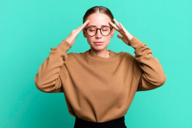 Yoğunlaşmış, düşünceli ve ilham verici, beyin fırtınası ve hayal gücü.