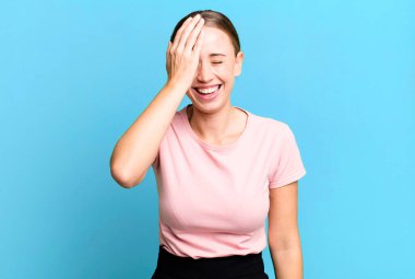 Gülüyor ve alnına şaplak atıyormuş gibi. Unuttum ya da aptalca bir hataydı. 