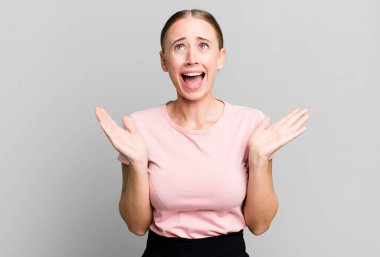 Çaresiz ve hayal kırıklığına uğramış görünüyor, stresli, mutsuz ve sinirli, bağırıyor ve çığlık atıyor