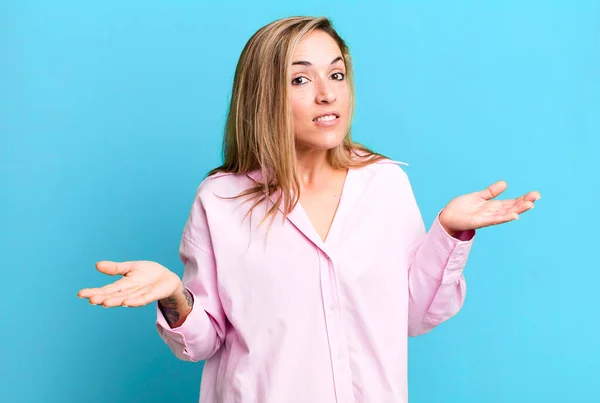 Blonde Adult Woman Feeling Puzzled Confused Unsure Correct Answer Decision — Foto Stock