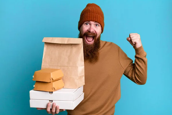 长长的胡子和红头发很酷的男人 运送和带走食物的概念 — 图库照片